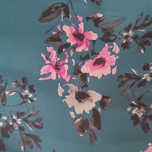 Torrid top!! Torrid SIZE 0. Perfect condition!! Very pretty - Picture 2 of 3